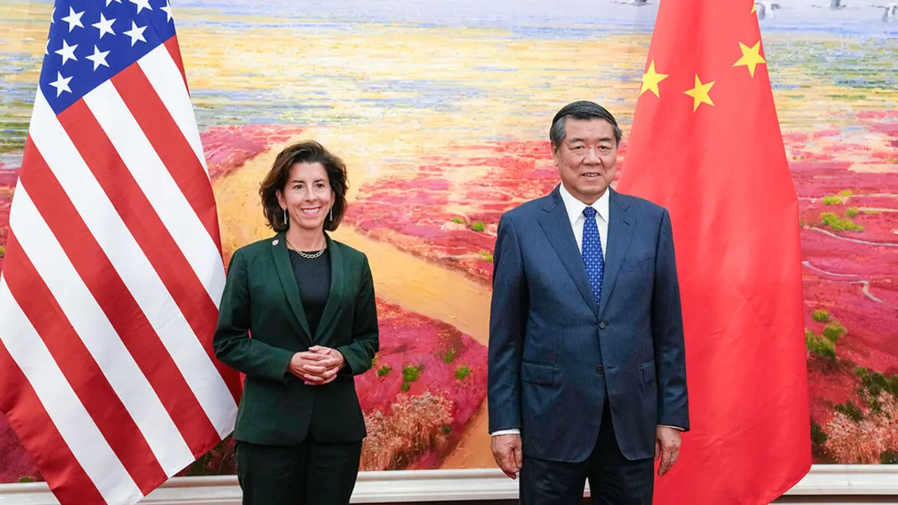 La secretaria de Comercio estadounidense, Gina Raimondo (i), y el viceprimer ministro chino, He Lifeng, posan para una fotografía antes de su reunión en el Gran Salón del Pueblo de Pekín, el 29 de agosto de 2023
AFP/ANDY WONG
