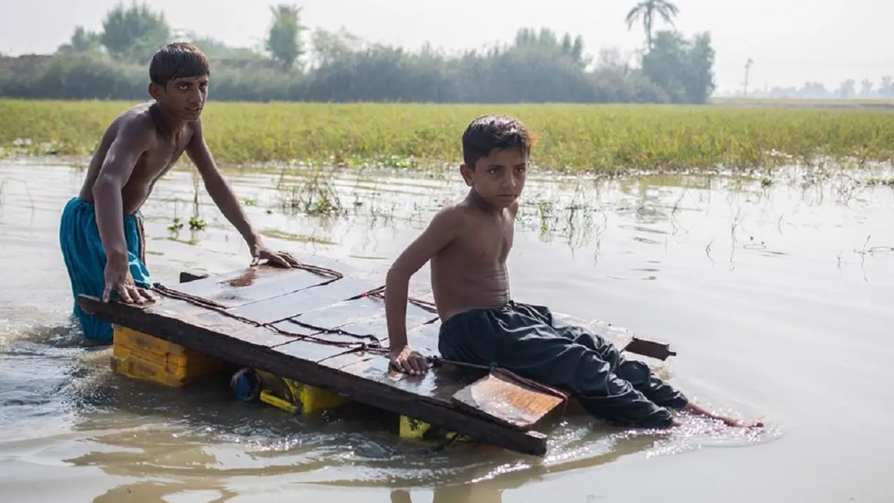 © UNICEF/Saiyna Bashir Unos niños se dirigen a su casa en agua contaminada de una inundación en Jacobabad, provincia de Sindh, Pakistán (foto de archivo)