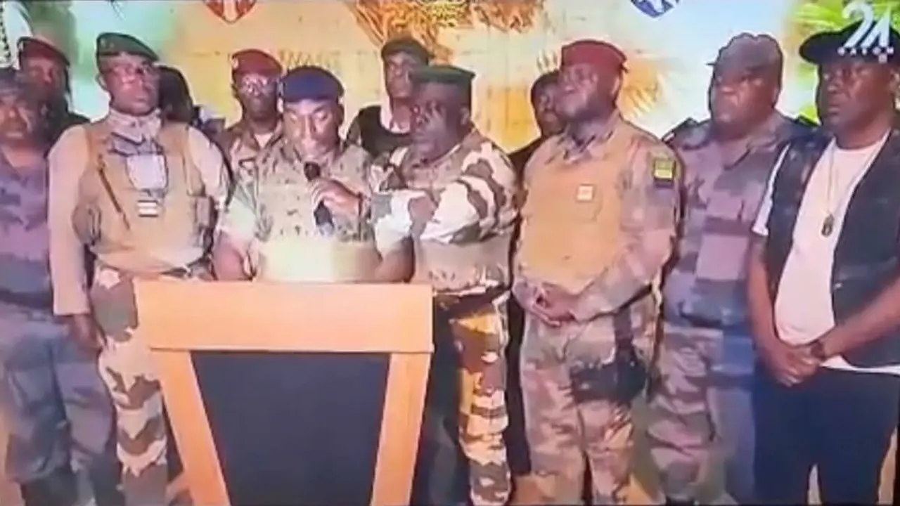 AFP PHOTO / GABON 24 - Esta captura de vídeo tomada de Gabón 24 muestra a soldados gaboneses que aparecen en televisión el 30 de agosto de 2023 anunciando que estaban "poniendo fin al régimen actual" y la cancelación de unas elecciones que, según los resultados oficiales, ganó el presidente Ali Bongo Ondimba