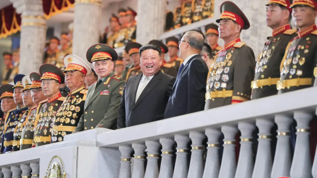 El amado líder supremo Kim Jong-un presencia el fastuoso desfile militar junto al ministro de Defensa ruso, general Sergei Shoigu, el vicepresidente de la Asamblea Popular de China, Li Hongzhong, y su alta jerarquía castrense - PHOTO/KCNA