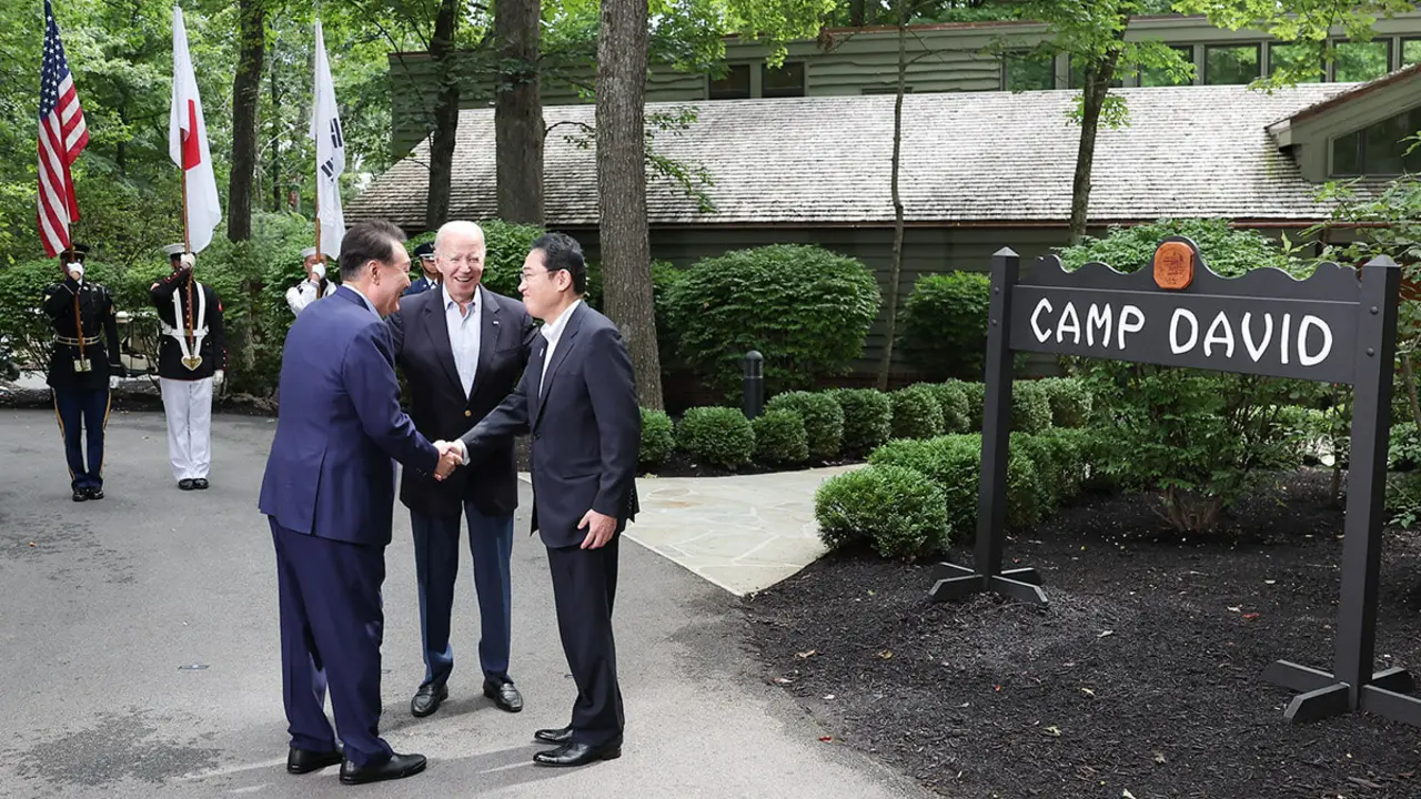 PHOTO/Office President ROK- Kang Min-seok - El presidente Biden ha convencido al presidente de Corea del Sur, Yoon Suk-yeol (izquierda) y al primer ministro de Japón, Fumio Kishida, de la urgencia de una triple alianza
