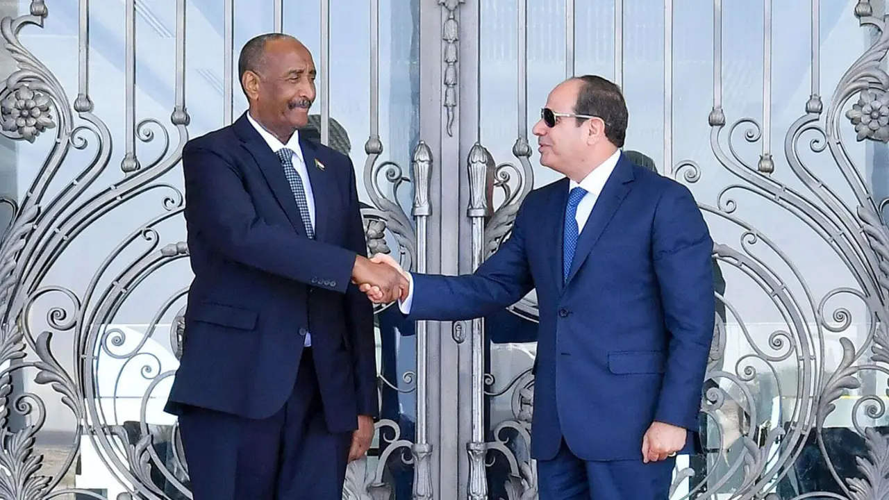PHOTO/PRESIDENCIA EGIPCIA  - El presidente egipcio Abdel Fattah al-Sisi recibe al presidente del Consejo de Soberanía Transicional (TSC) de Sudán, general Abdel Fattah al-Burhan, en El Alamein