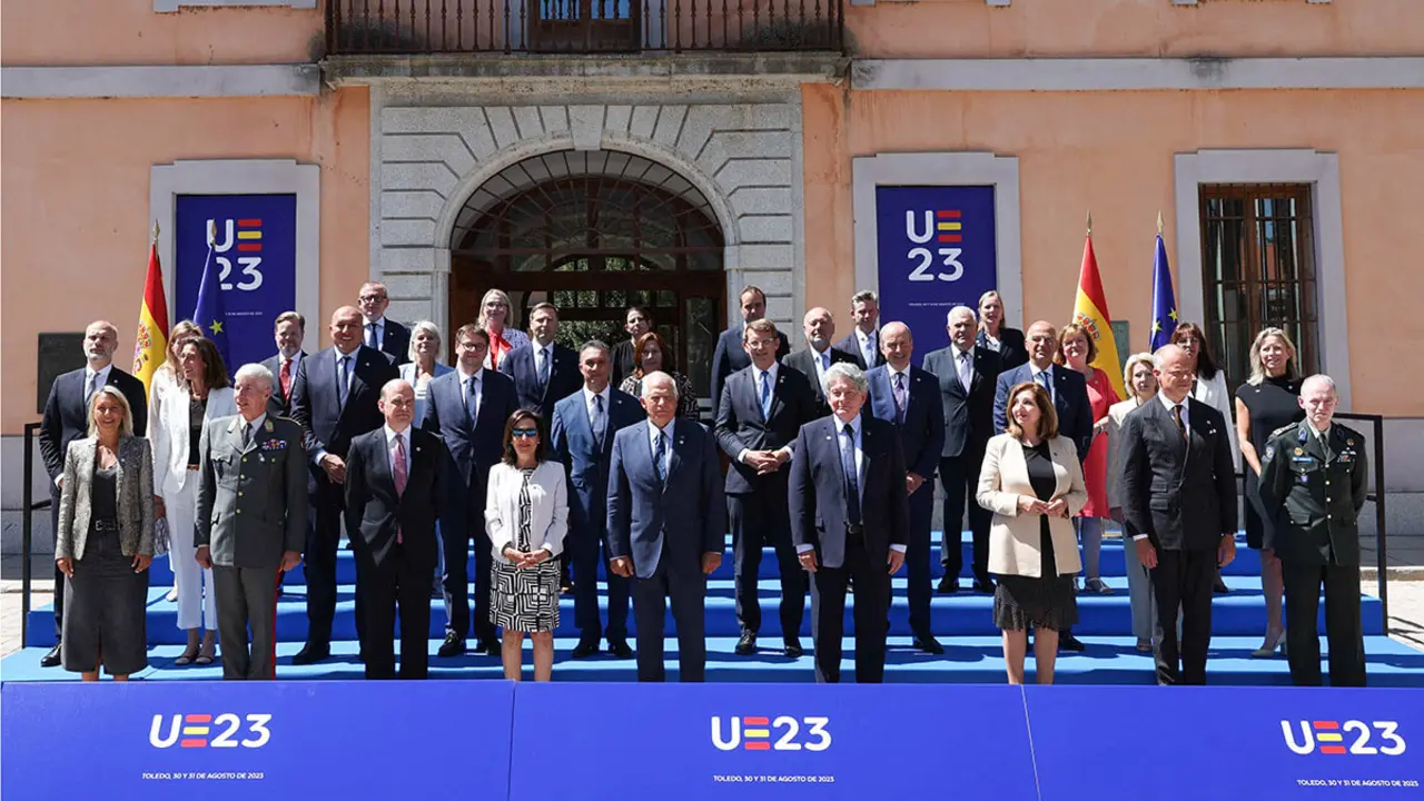 AFP/  PIERRE-PHILIPPE MARCOU - La Ministra de Defensa en funciones de España, Margarita Robles (FRONT 4L) y el Alto Representante de la Unión Europea para Asuntos Exteriores y Política de Seguridad, Josep Borrell (FRONT 5L), posan para una foto de familia con el resto de representantes de la UE asistiendo a una reunión informal de ministros de Defensa de la UE celebrada en Toledo el 30 de agosto de 2023