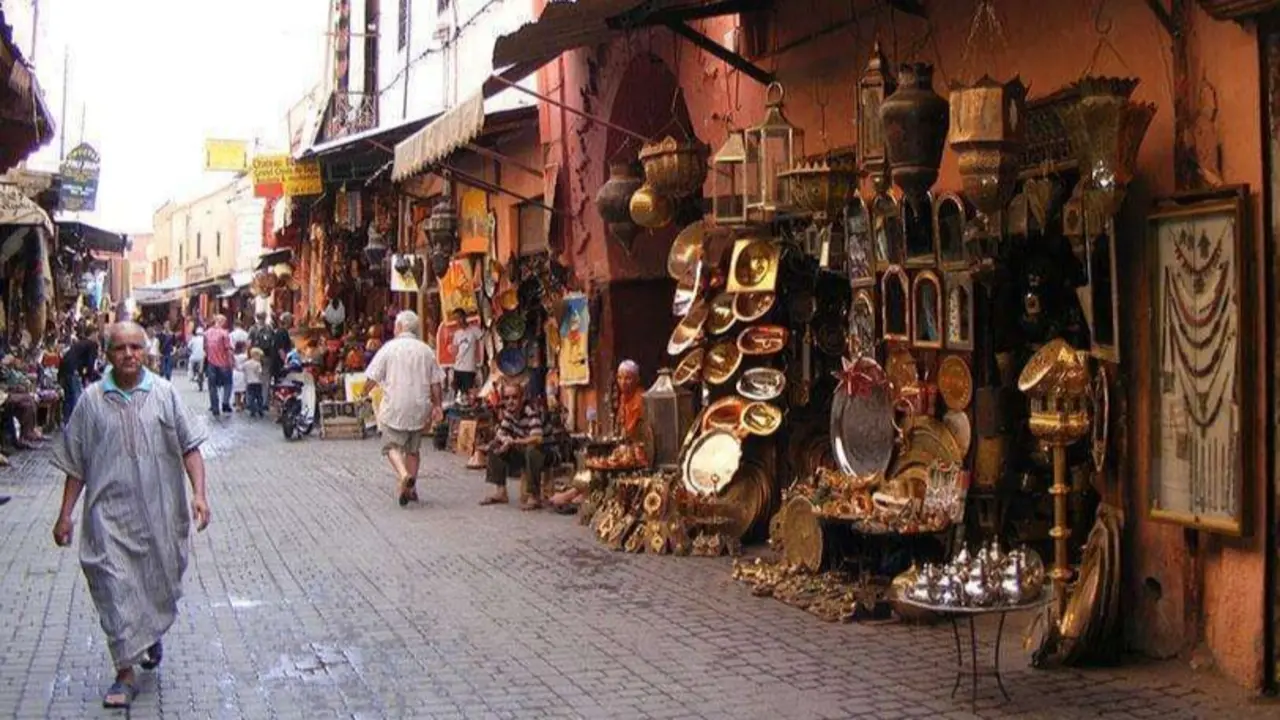 PHOTO/ARCHIVO - Imagen de archivo de la calle de la Medina, en Marrakech, una de las ciudades más turísticas de Marruecos, con un crecimiento del 63% con relación al 2019