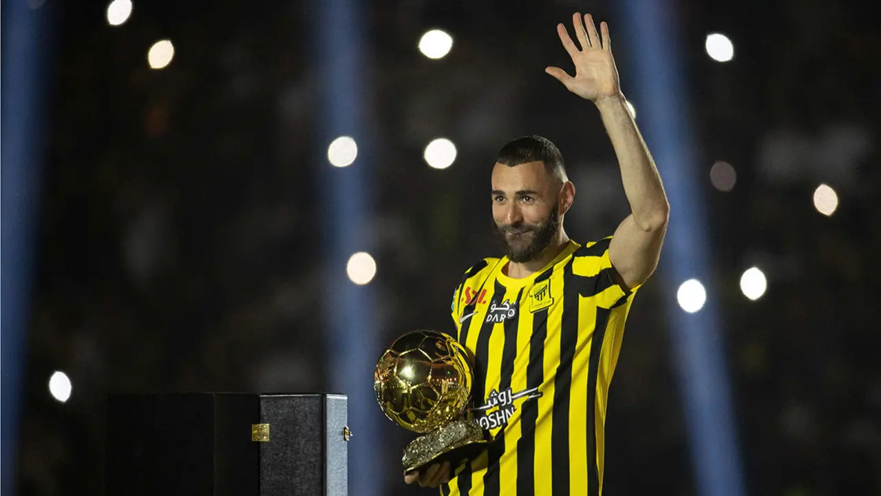 Ceremonia de bienvenida para Karim Benzema después de unirse a Al-Ittihad - Jeddah, Arabia Saudita - 8 de junio de 2023 Karim Benzema, nuevo fichaje de Al-Ittihad, saluda a los aficionados mientras sostiene el trofeo Balón de Oro durante su presentación - PHOTO/REUTERS