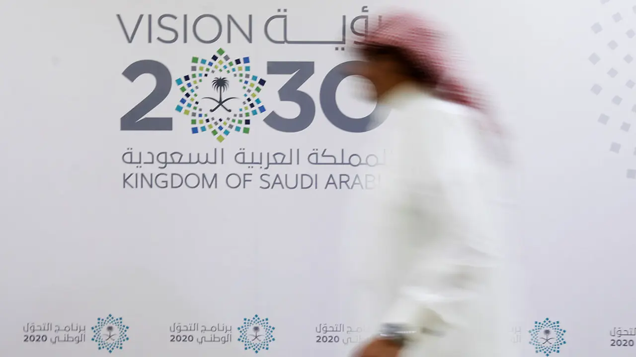Un hombre saudí pasa junto al logotipo de Visión 2030 - PHOTO/REUTERS -