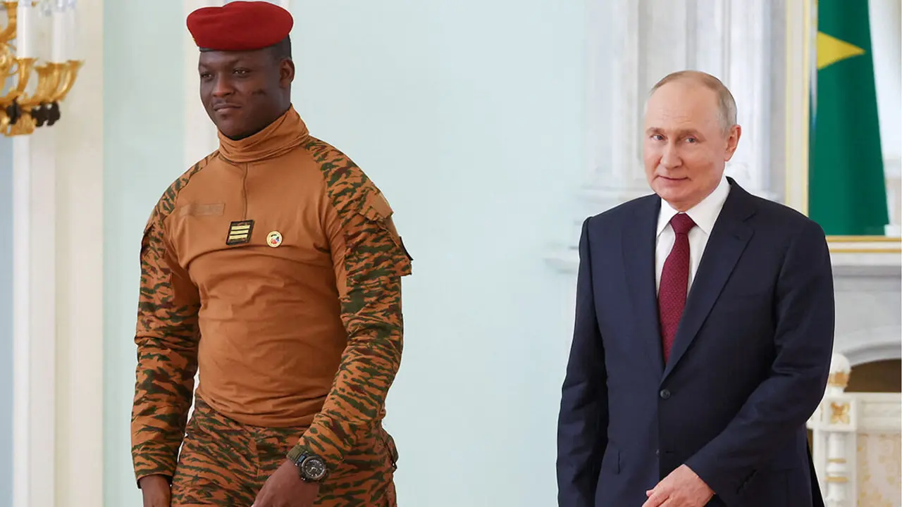 El presidente de Rusia, Vladimir Putin, y el presidente interino de Burkina Faso, Ibrahim Traore, se reúnen después de la cumbre Rusia-África en San Petersburgo, Rusia, el 29 de julio de 2023 - PHOTO/ Alexander Ryumin/TASS Host Photo Agency vía REUTERS