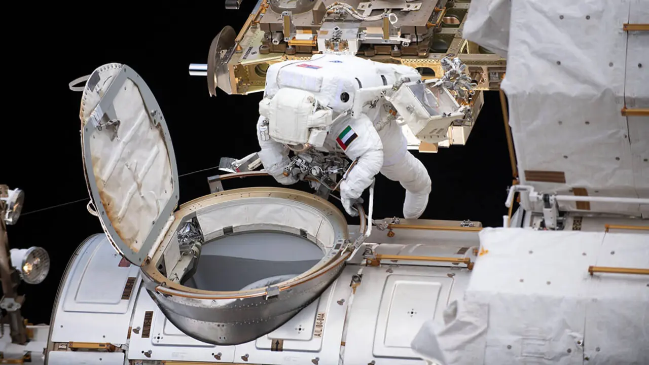 PHOTO/NASA - La imagen recoge a Sultán AlNeyadi en el exterior de la ISS. El 28 de abril, acompañado por el norteamericano Stephen Bowen, tendió durante 7 horas el cableado eléctrico de nuevos paneles solares