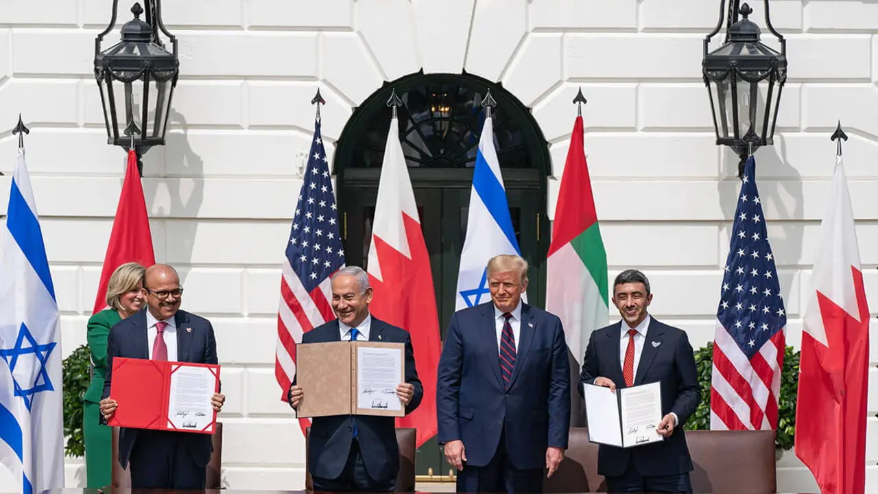 La estancia de 6 meses de AlNeyadi en la ISS forma parte de las compensaciones de Washington a Emiratos por los Acuerdos de Abraham. A la derecha, su ministro de Exteriores, Abdullah bin Zayed Al Nahyan - PHOTO/White House-Shealah Craighead -
