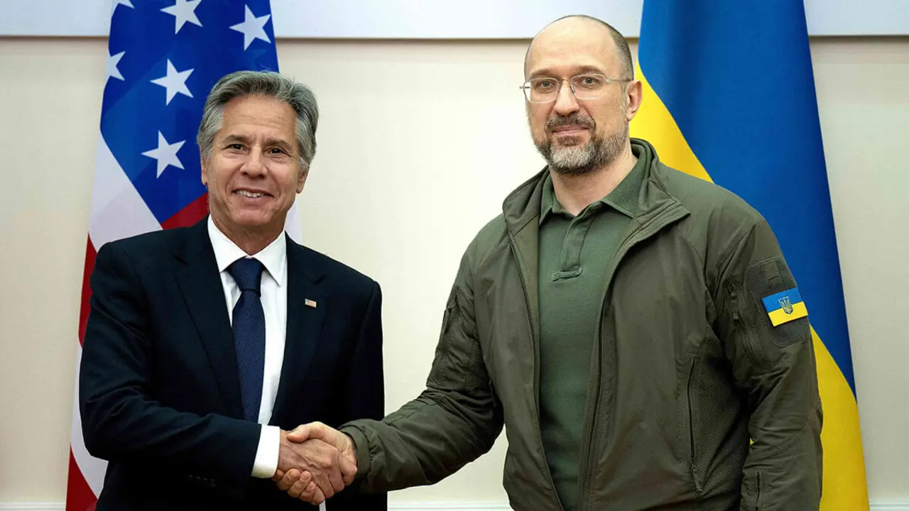 AFP/BRENDAN SMIALOWKI - El secretario de Estado de los Estados Unidos, Antony Blinken, y el primer ministro de Ucrania, Denys Shmyhal, se estrechan la mano antes de su reunión en la Oficina del primer ministro en Kiev el 6 de septiembre de 2023