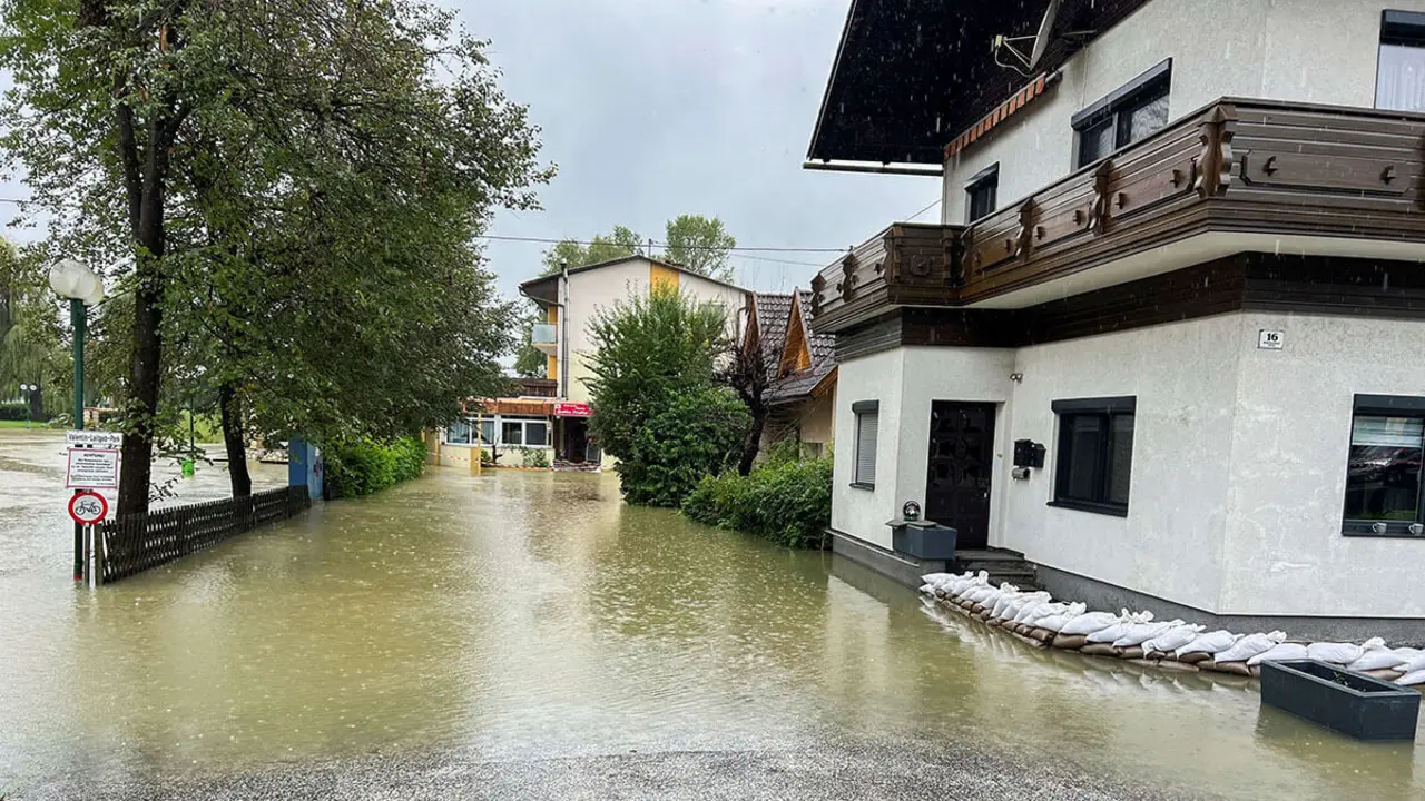REUTERS/LOUISA OFF - Vista de una carretera inundada tras fuertes lluvias en Kuehnsdorf, Austria, 5 de agosto de 2023