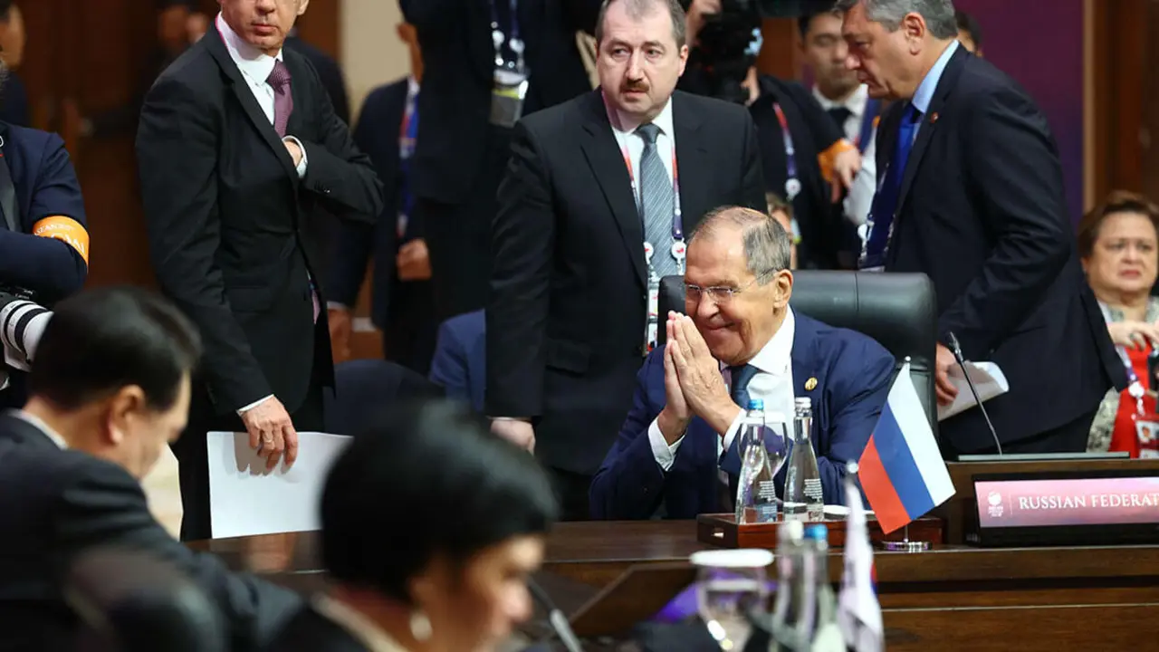 PHOTO/ MINISTERIO DE EXTRANJEROS DE RUSIA
- Esta fotografía tomada y publicada por el Ministerio de Relaciones Exteriores de Rusia el 7 de septiembre de 2023 muestra al Ministro de Relaciones Exteriores de Rusia, Sergei Lavrov, asistiendo a la 18.ª Cumbre de Asia Oriental como parte de la 43.ª Cumbre de la Asociación de Naciones del Sudeste Asiático (ASEAN) en Yakarta