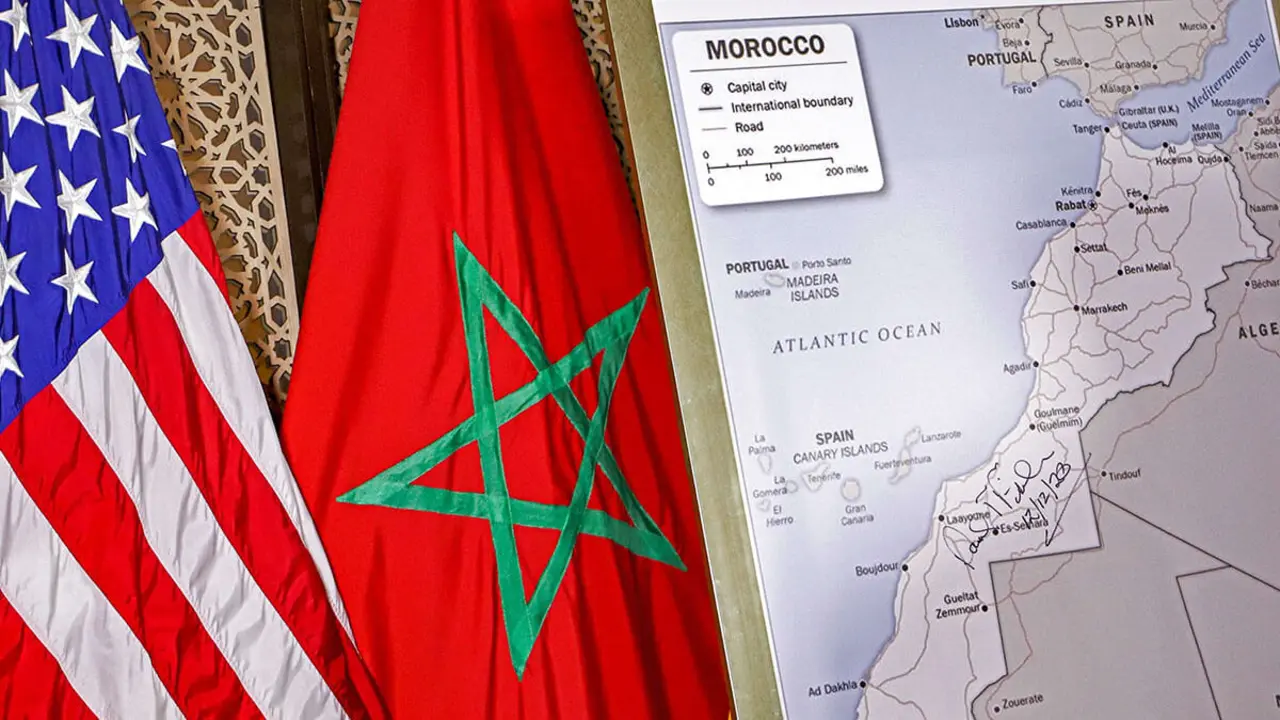 Esta fotografía de archivo muestra banderas de Estados Unidos y Marruecos junto a un mapa de Marruecos autorizado por el Departamento de Estado de EE. UU. que reconoce el territorio en disputa internacional del Sáhara Occidental como parte del reino norteafricano - PHOTO/AFP