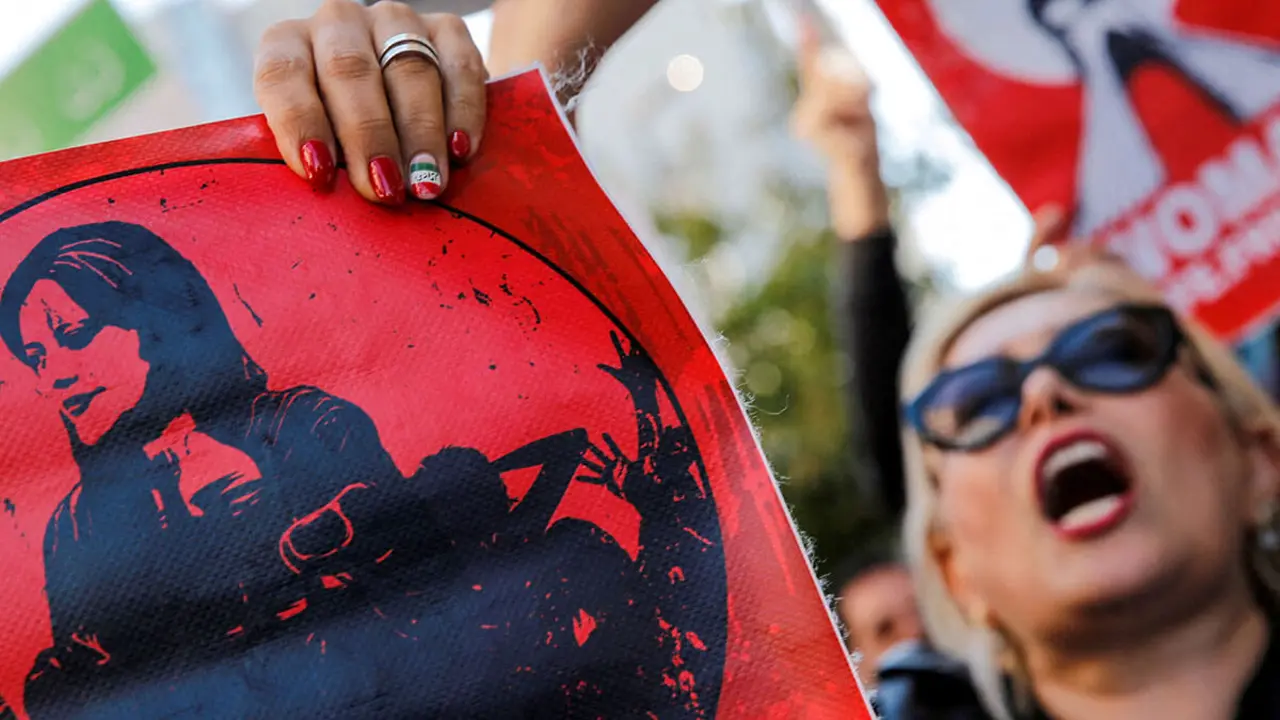 REUTERS/DILARA SENKAYA - Una protesta en apoyo de las mujeres iraníes y contra la muerte de Mahsa Amini