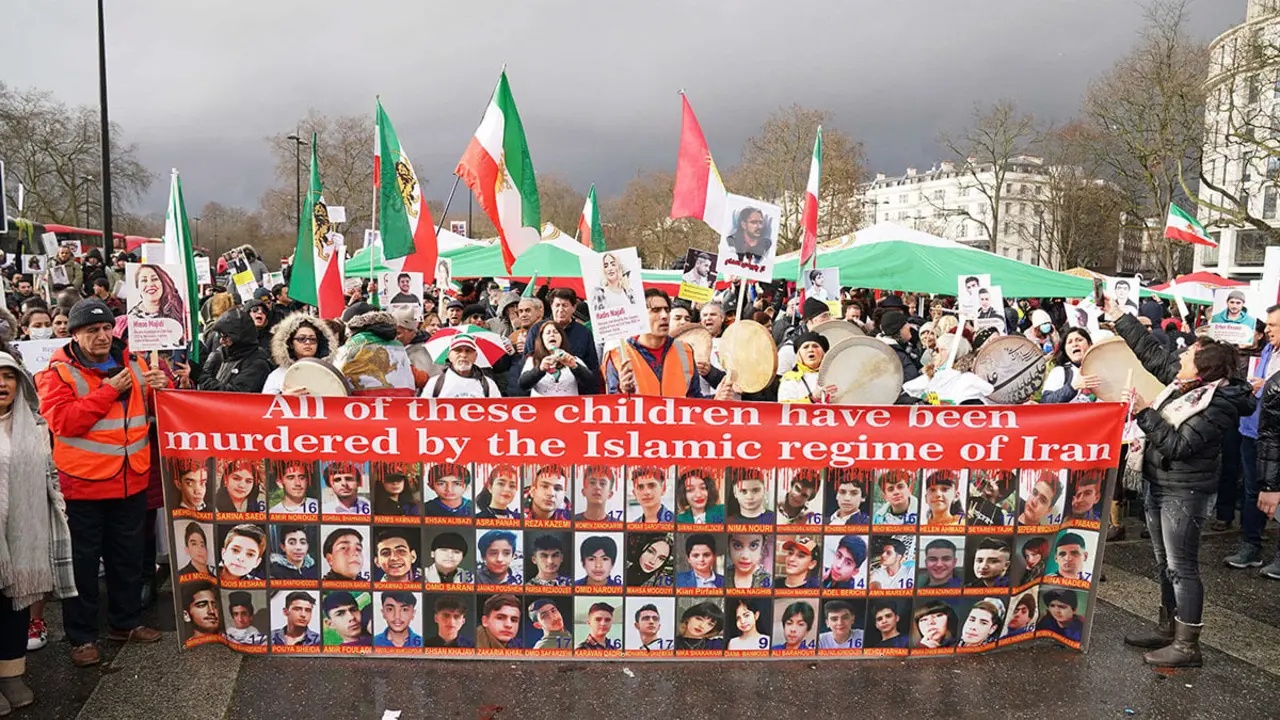 Manifestantes se reúnen en Marble Arch antes de marchar a Trafalgar Square para protestar contra la República Islámica en Irán tras la muerte de Mahsa Amini - PHOTO/JONATHAN BRADY vía AP