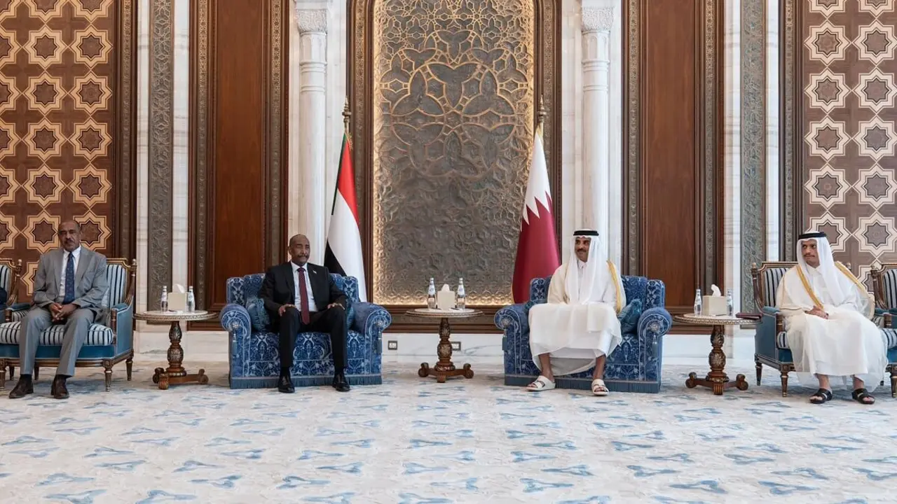 AFP PHOTO/QATAR AMIRI DIWAN/Esta foto de distribución difundida por el Amiri Diwan de Qatar muestra al emir de Qatar, el jeque Tamim bin Hamad al-Thani, reunido con el jefe del Ejército de Sudán, el general Abdel Fattah al-Burhan, en Doha, el 7 de septiembre de 2023
