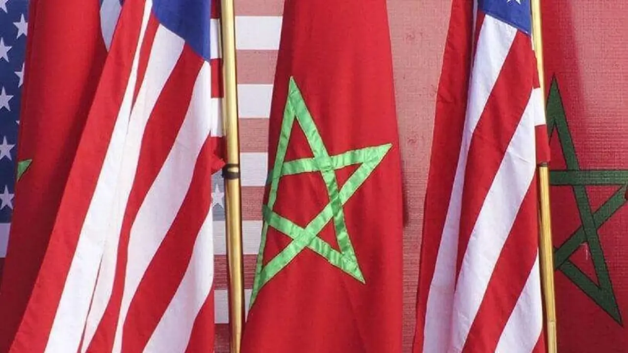 PHOTO/AP - Banderas de Marruecos y Estados Unidos