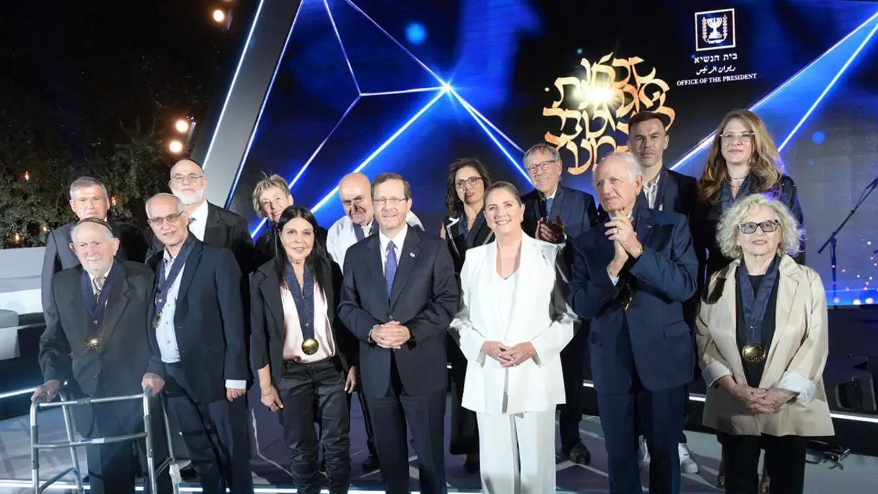 PHOTO/ TWITTER - André Azoulay, presidente y consejero de SM el Rey de Marruecos, fue condecorado ayer en Jerusalén por el presidente israelí Isaac Herzog
con la Medalla Presidencial de Honor a la Promoción de la Paz y Diálogo Interreligioso