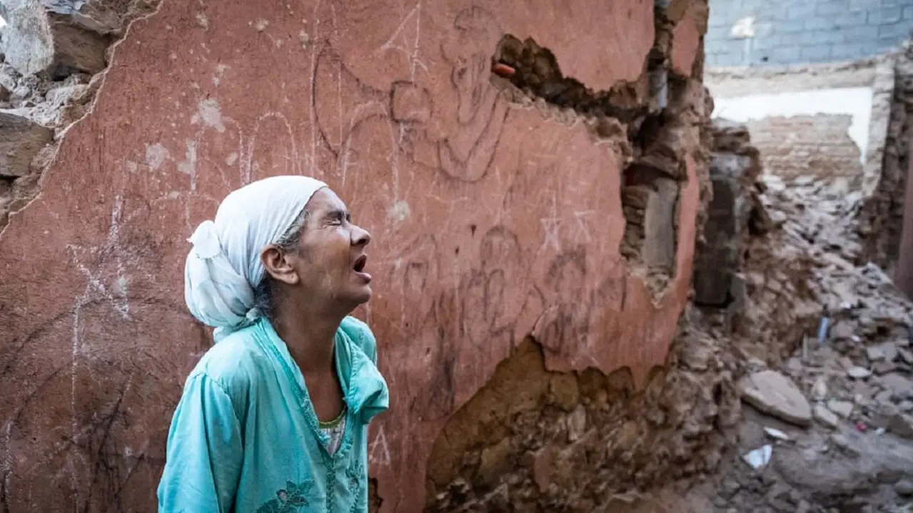 PHOTO/AFP/FADEL SENNA - Una mujer reacciona frente a su casa dañada por el terremoto en el casco antiguo de Marrakech el 9 de septiembre de 2023