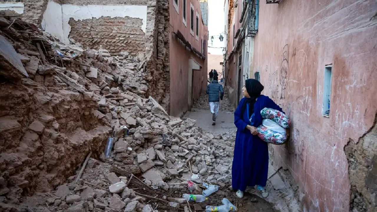 PHOTO/AFP/FADEL SENNA - Una mujer observa los escombros de un edificio en el casco antiguo de Marrakech, dañado por el terremoto, el 9 de septiembre de 2023