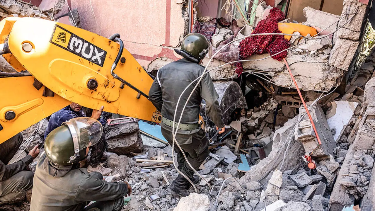 AFP/FADEL SENNA - Los rescatistas utilizan una pequeña excavadora para buscar supervivientes bajo los escombros de una casa derrumbada en Moulay Brahim, provincia de Al Haouz, el 9 de septiembre de 2023, tras el terremoto