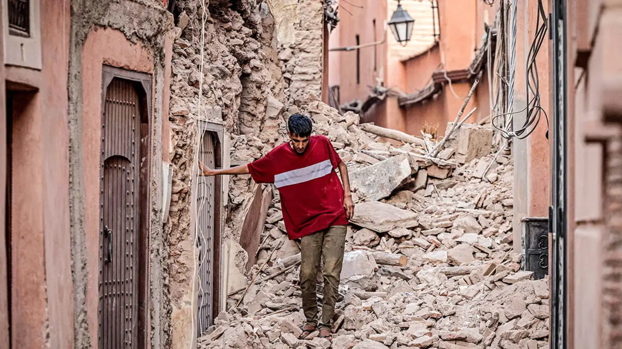 AFP/FADEL SENNA
- Un residente navega entre los escombros después de un terremoto de magnitud 6,8 en Marrakech el 9 de septiembre de 2023