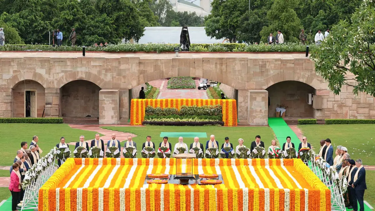 AFP/PIB - El primer ministro de la India, Narendra Modi (C), junto con los líderes mundiales presenta sus respetos en el monumento a Mahatma Gandhi en Raj Ghat, al margen de la cumbre del G20 en Nueva Delhi, el 10 de septiembre de 2023