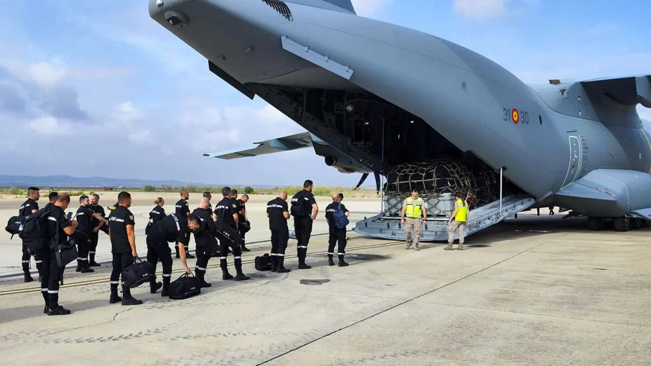 PHOTO/UME - Un avión militar A400 despegó de una base en la ciudad nororiental de Zaragoza con el equipo con destino a Marrakech para ayudar en la búsqueda y rescate de supervivientes del devastador terremoto sufrido en nuestro país vecino