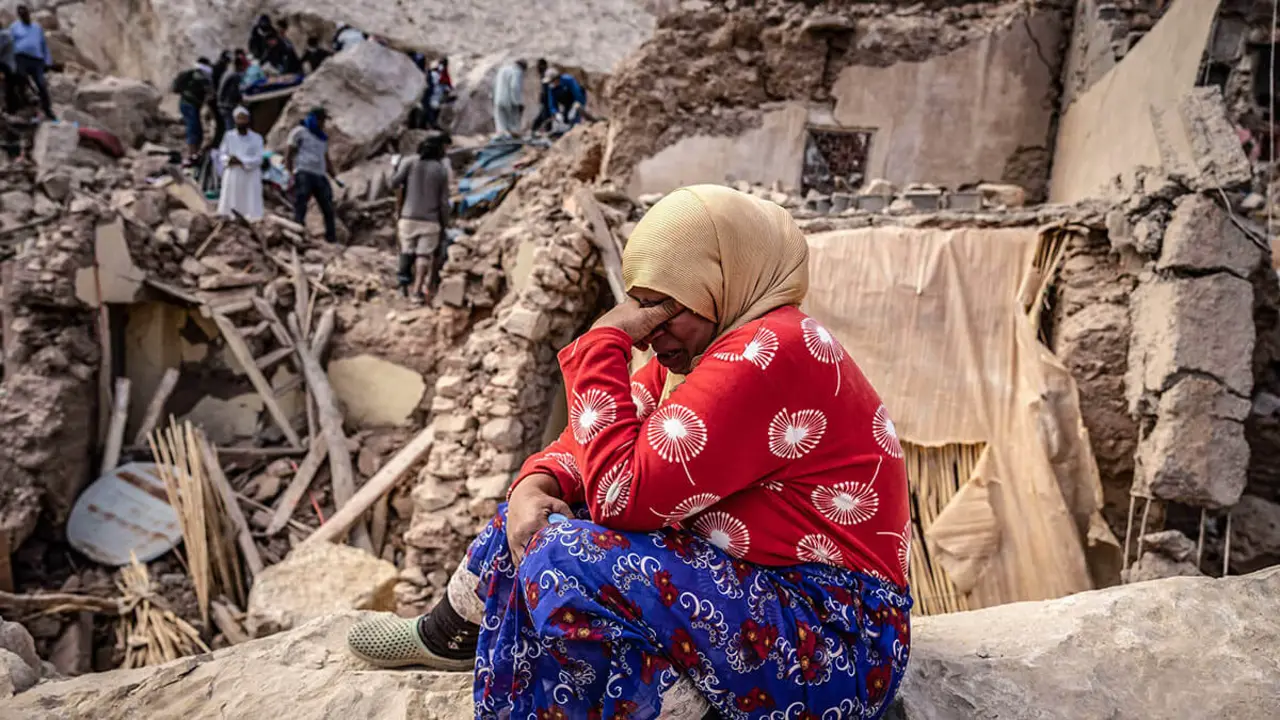 AFP/FADEL SENNA - Una mujer ante los escombros de los edificios destruidos tras el mortal terremoto de magnitud 6,8 del 8 de septiembre, en la aldea de Imi NTala, cerca de Amizmiz, en el centro de Marruecos, el 10 de septiembre de 2023