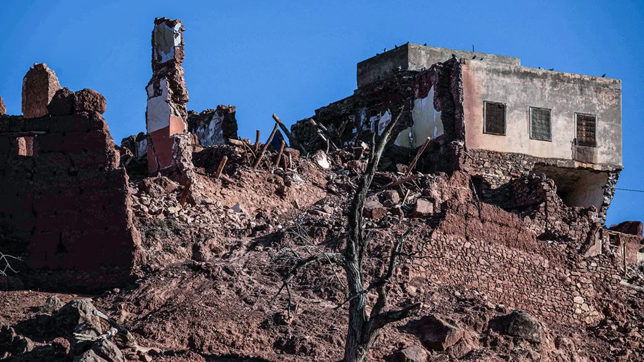 AFP/PHILLIPPE LÓPEZ - Edificios dañados tras el mortal terremoto de magnitud 6,8 del 8 de septiembre en la aldea montañosa de Moulay Brahim en la provincia de al-Haouz, en el centro de Marruecos