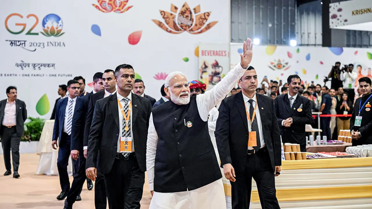 El Primer Ministro de la India, Narendra Modi (C), saluda a los representantes de los medios durante su visita al Centro Internacional de Medios, en la sede de la cumbre del G20, en Nueva Delhi, el 10 de septiembre de 2023
AFP/MONEY SHARMA