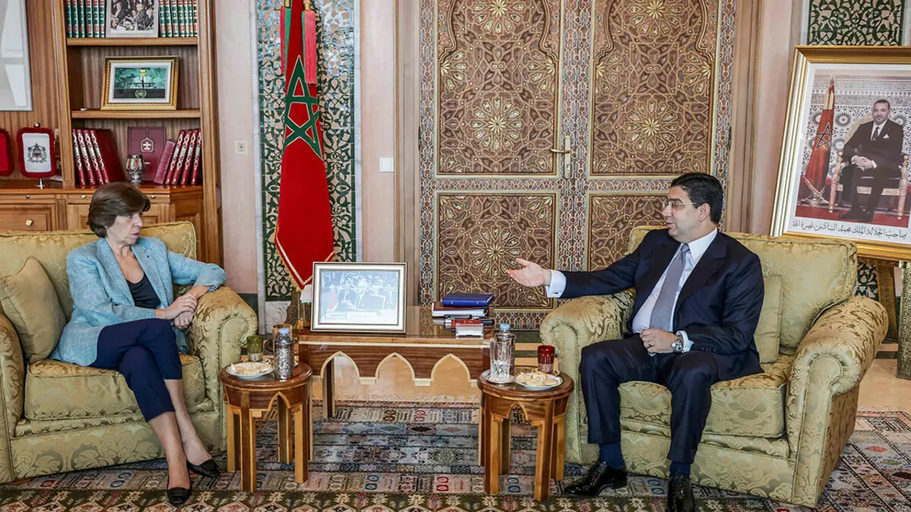 El Ministro de Asuntos Exteriores de Marruecos, Nasser Bourita (R), se reúne con su homóloga francesa, Catherine Colonna, en Rabat, el 16 de diciembre de 2022