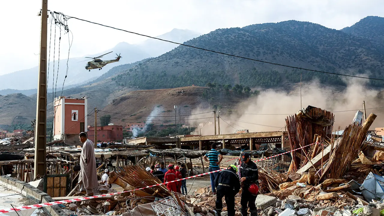 REUTERS/HANNAH Mckay - Un helicóptero militar en la zona tras el terremoto en Talat NYaaqoub, en Marruecos, el 12 de septiembre de 2023