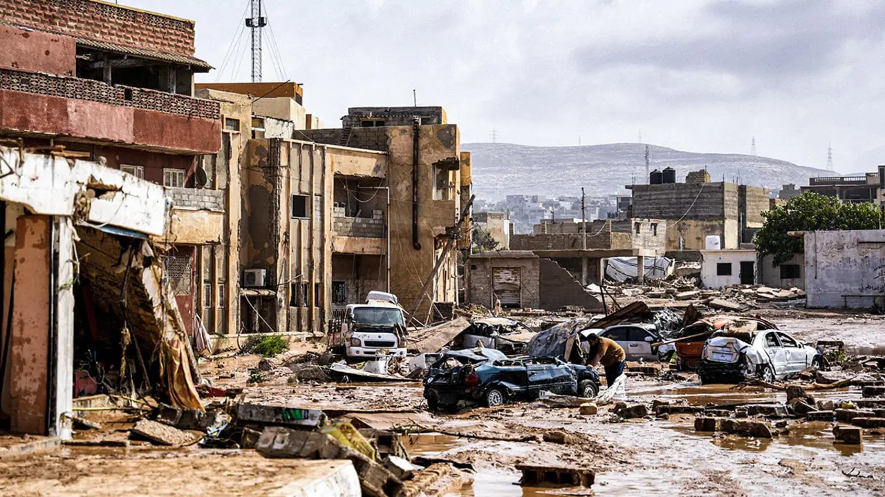 AFP/HO/OFICINA DE MEDIOS DEL PRIMER MINISTRO DE LIBIA (BENGASI) - Vehículos destruidos y edificios dañados en la ciudad oriental de Bengasi a raíz de la tormenta mediterránea Daniel