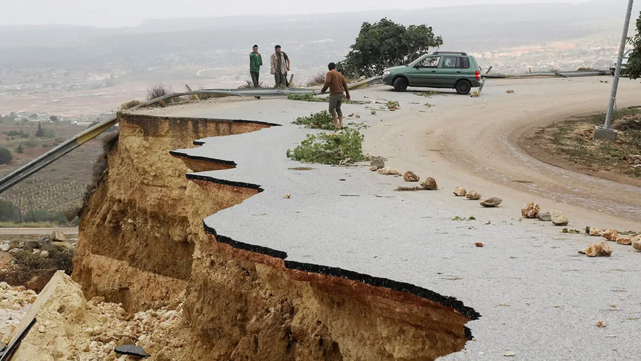REUTERS/OMAR JARHMAN - Una carretera dañada debido a la tormenta y a las fuertes lluvias en Shahhat