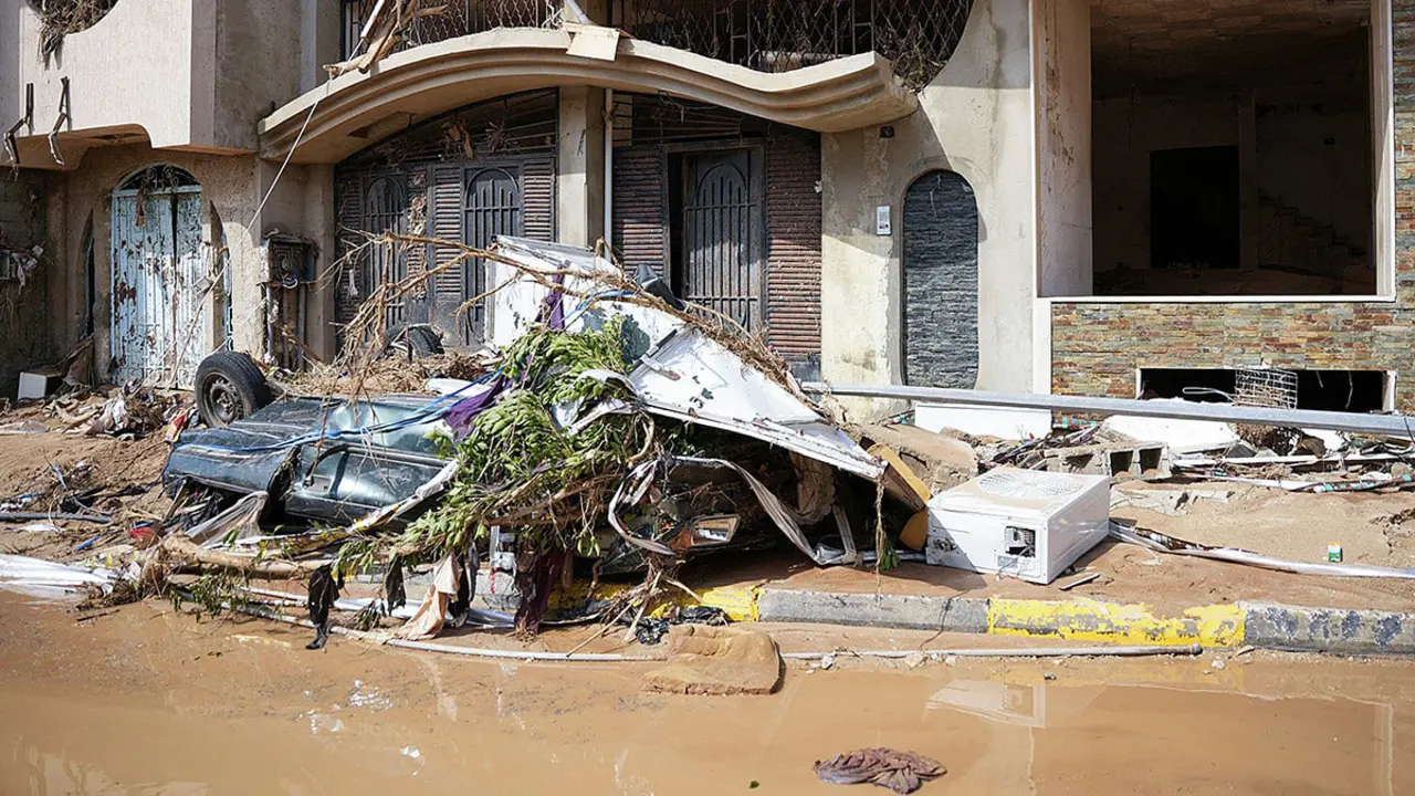 Esta fotografía proporcionada por la oficina del primer ministro interino de Libia con sede en Bengasi el 11 de septiembre de 2023 muestra una vista de un vehículo destruido por edificios dañados en la ciudad oriental de Derna, a unos 290 kilómetros al este - AFP/Oficina de Prensa del Primer Ministro de Libia
