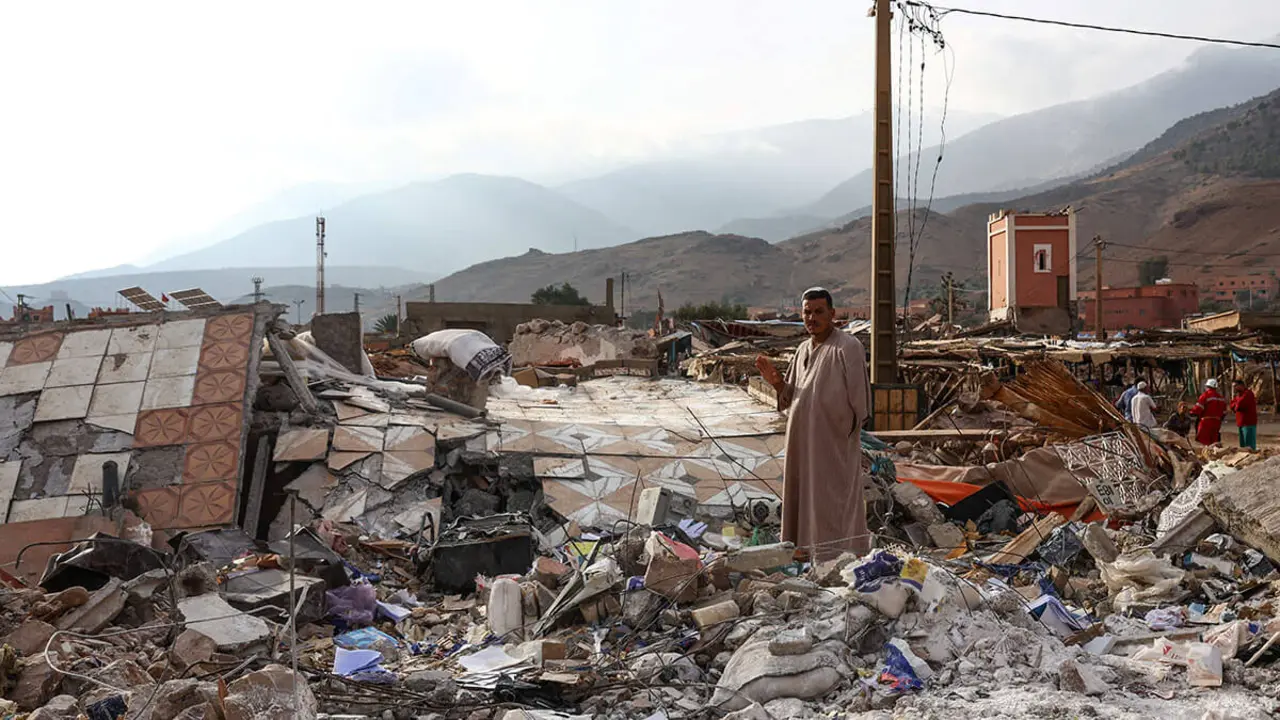 REUTERS/HANNAH McKAY - Un hombre se encuentra en medio de escombros después de un terremoto mortal en Talat NYaaqoub, en Marruecos, el 12 de septiembre de 2023