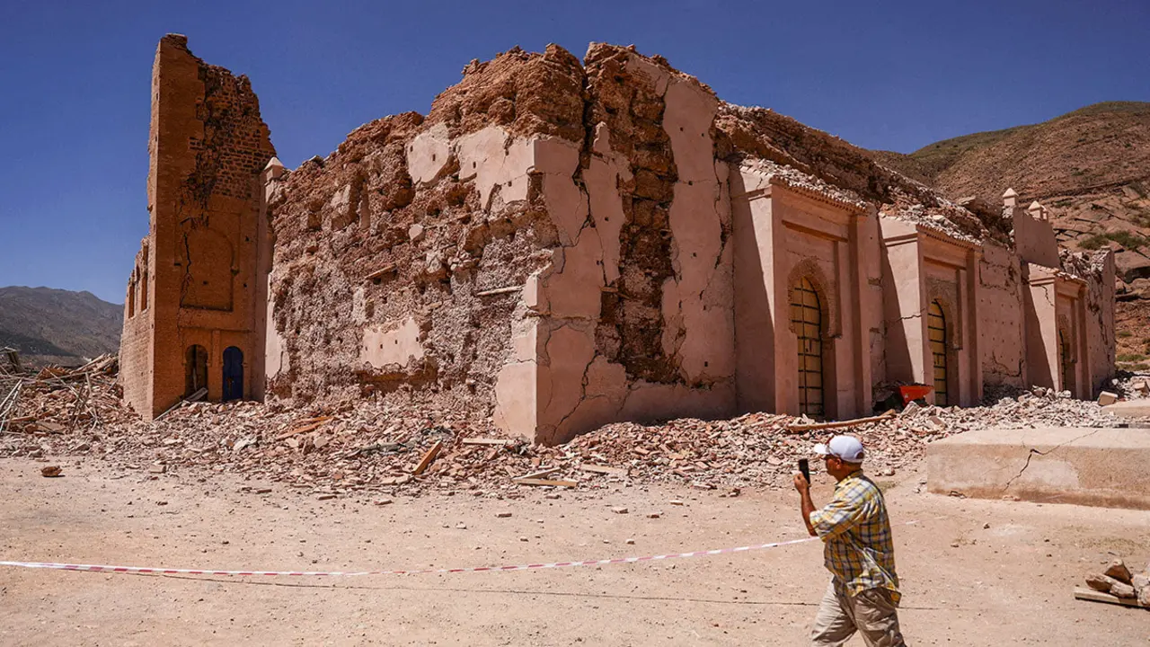 REUTERS/HANNAH McKAY - Un hombre camina cerca de la Mezquita de Tinmel, que fue dañada por el mortal terremoto, en Tinmel, Marruecos, el 11 de septiembre de 2023