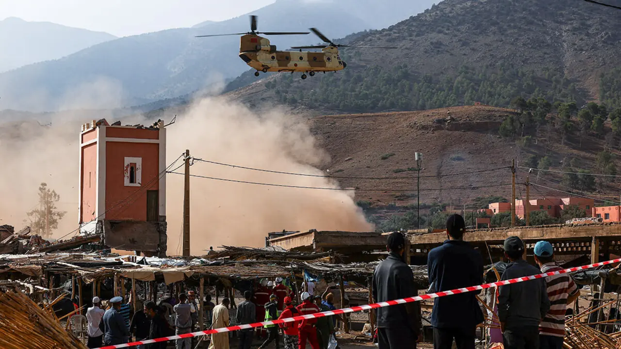 REUTERS/HANNAH McKAY - Un helicóptero militar entrega ayuda tras un mortal terremoto en Talat NYaaqoub, en Marruecos, el 12 de septiembre de 2023