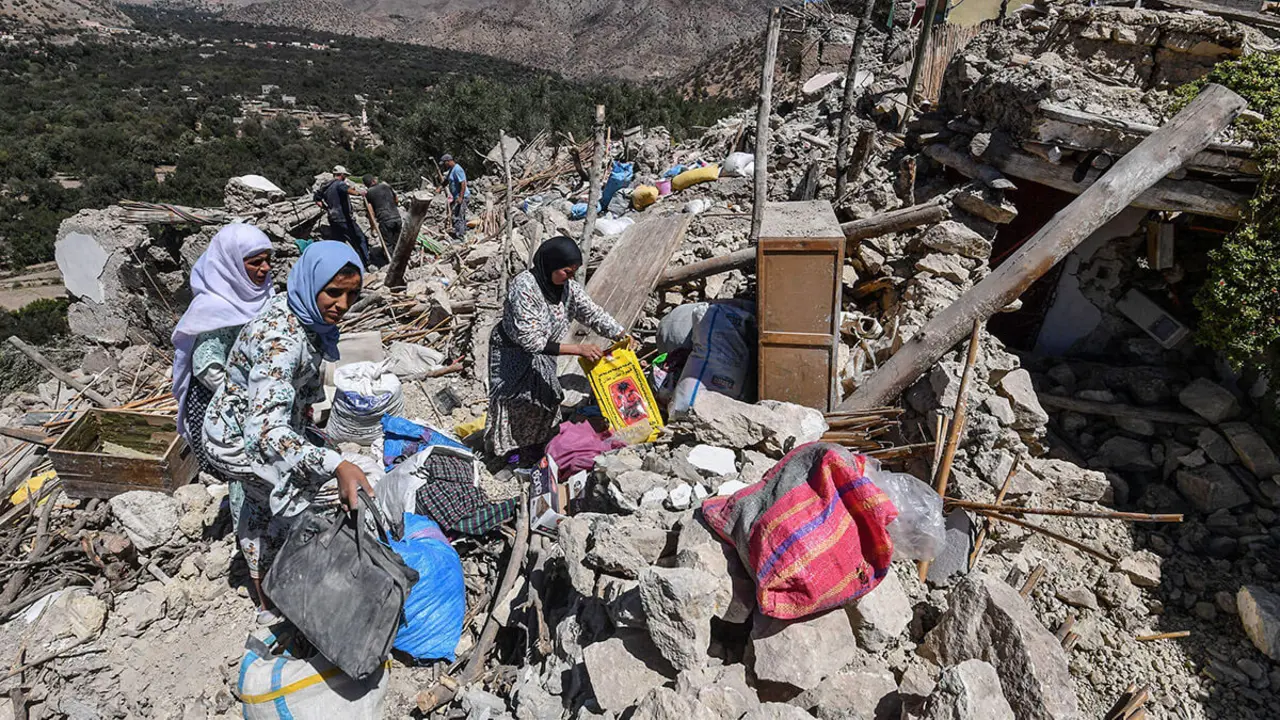 AFP/FETHI BELAID - Residentes rescatan pertenencias de los escombros de la aldea de Imoulas en la provincia de Taroudant, una de las más devastadas en Marruecos tras el terremoto, el 11 de septiembre de 2023