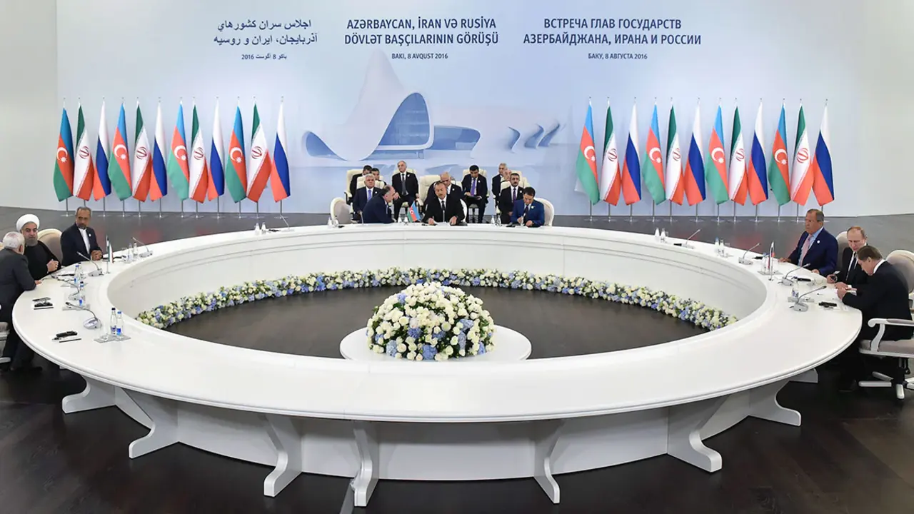 AFP/ALEXANDER NEMENOV - El presidente ruso, Vladímir Putin (dcha.), se reúne con su homólogo azerbaiyano, Ilham Aliyev (centro), y con el líder iraní, Hasán Rouhaní (izq.), en Bakú, el 8 de agosto de 2016. Los líderes se centraron en el Corredor de Transporte Norte-Sur -la ruta por barco, ferrocarril y carretera para mover mercancías entre India, Rusia, Irán, Europa y Asia Central