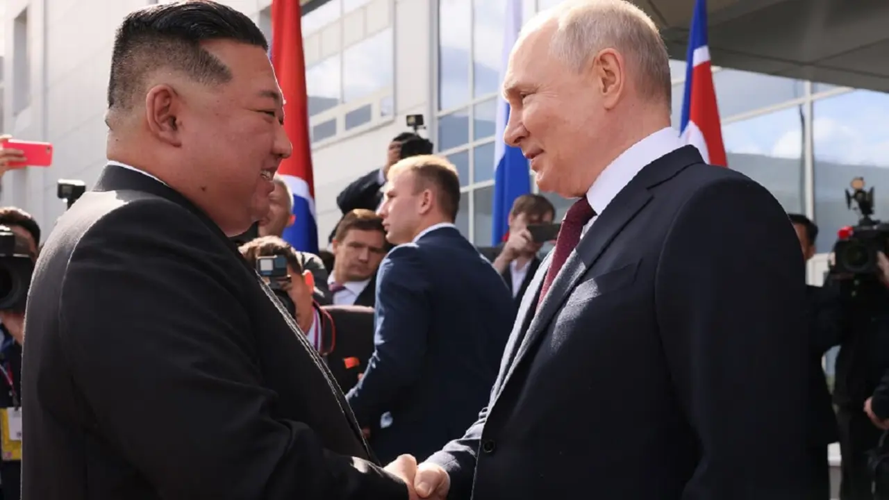 PHOTO MIKHAIL METZEL/POOL/AFP - En esta foto de grupo distribuida por la agencia Sputnik, el presidente de Rusia, Vladimir Putin (Derecha), estrecha la mano del líder de Corea del Norte, Kim Jong-un (Izquierda), durante su reunión en el cosmódromo de Vostochny, en la región de Amur, el 13 de septiembre de 2023
