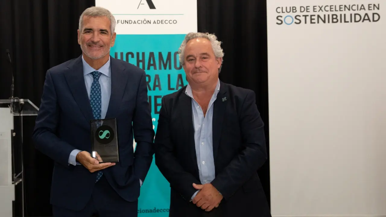 FOTO/BALEÀRIA - Adolfo Utor (izqda.), presidente de Baleària, recibe el precio de manos de Francisco Mesonero, director general de la Fundación ADECCO
