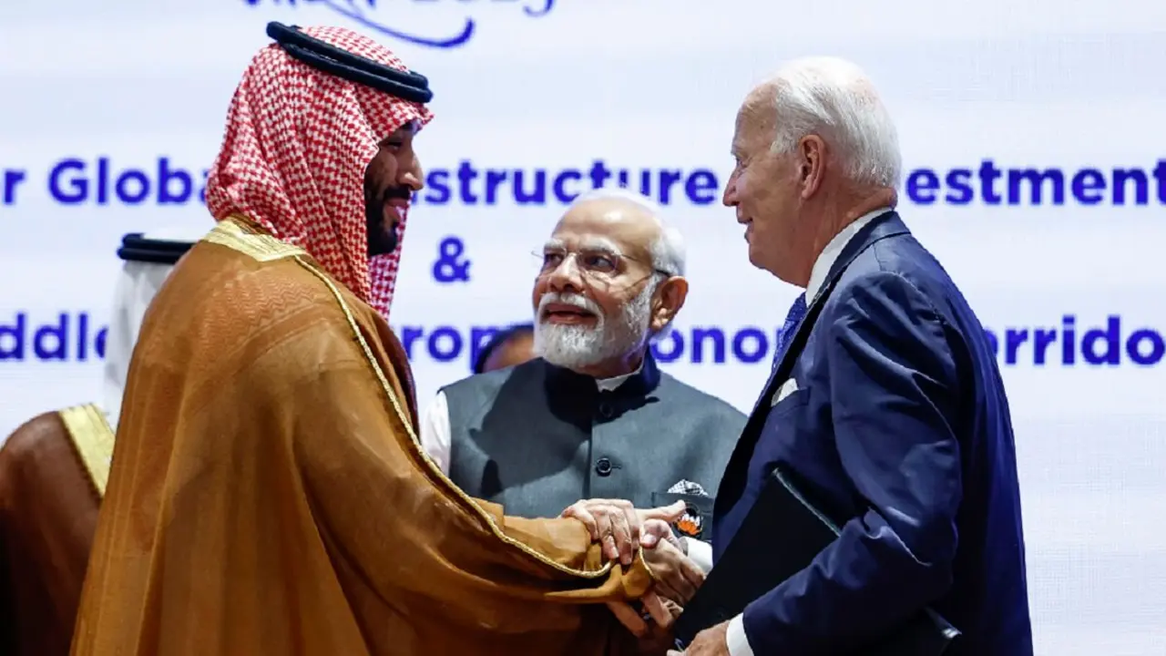 El primer ministro de la India, Narendra Modi, el presidente de Estados Unidos, Joe Biden, y el príncipe heredero y primer ministro de Arabia Saudí, Mohamed bin Salman, se dan la mano antes del inicio de una sesión de la cumbre del G20 en Nueva Delhi, el 9 de septiembre de 2023 - PHOTO/AFP/EVELYN HOCKSTEIN/POOL/AFP