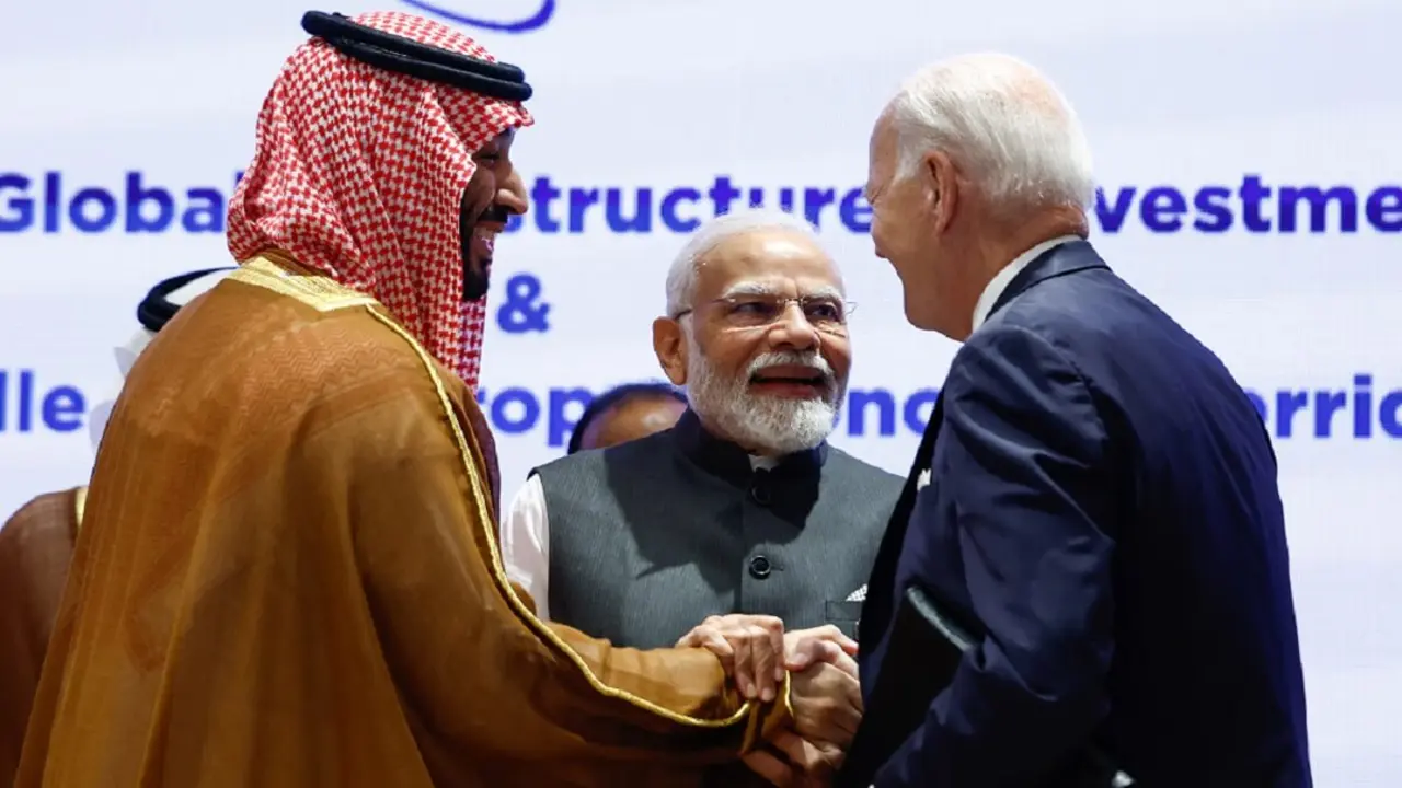 PHOTO/AFP/EVELYN HOCKSTEIN/POOL/AFP - El primer ministro de la India, Narendra Modi, el presidente de Estados Unidos, Joe Biden, y el príncipe heredero y primer ministro de Arabia Saudí, Mohamed bin Salman, se dan la mano antes del inicio de una sesión de la cumbre del G20 en Nueva Delhi, el 9 de septiembre de 2023