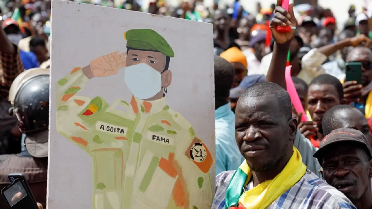 Un partidario del presidente interino de Mali, Assimi Goita, sostiene su imagen durante una concentración a favor de la Junta y de Rusia en Bamako, el 13 de mayo de 2022 - PHOTO/AFP/OUSMANE MAKAVELI
