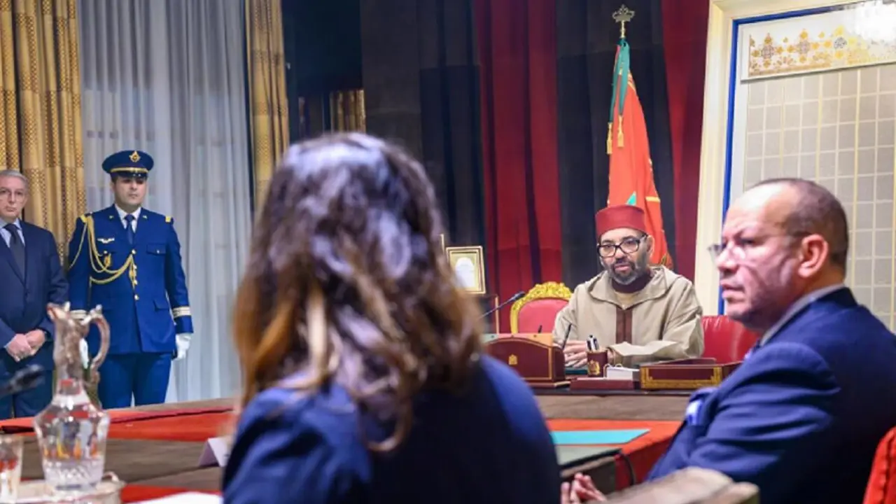 PHOTO/FILE - El rey Mohamed VI preside la reunión interministerial extraordinaria del 14 de septiembre sobre el realojamiento de las víctimas del terremoto