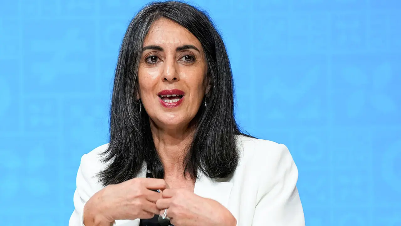 REUTERS/KEN CEDENO - La ministra de Finanzas marroquí, Nadia Fettah, habla con la prensa durante las Reuniones de Primavera en el edificio del Fondo Monetario Internacional (FMI) en Washington, DC, EE.UU., el 15 de abril de 2023