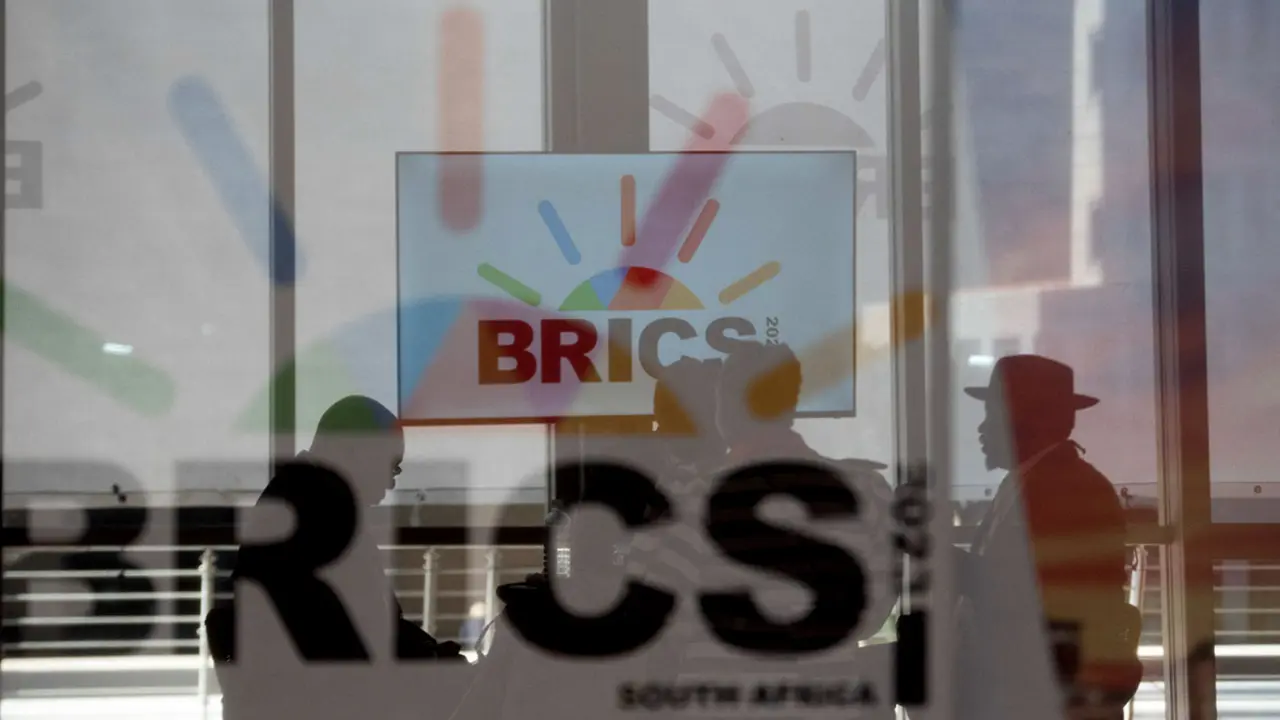 delegados sudafricanos se sientan detrás de un cristal con el logotipo de los BRICS mientras la cumbre de los BRICS se celebra en Johannesburgo, Sudáfrica, el 23 de agosto de 2023
REUTERS/ALET PRETORIUS