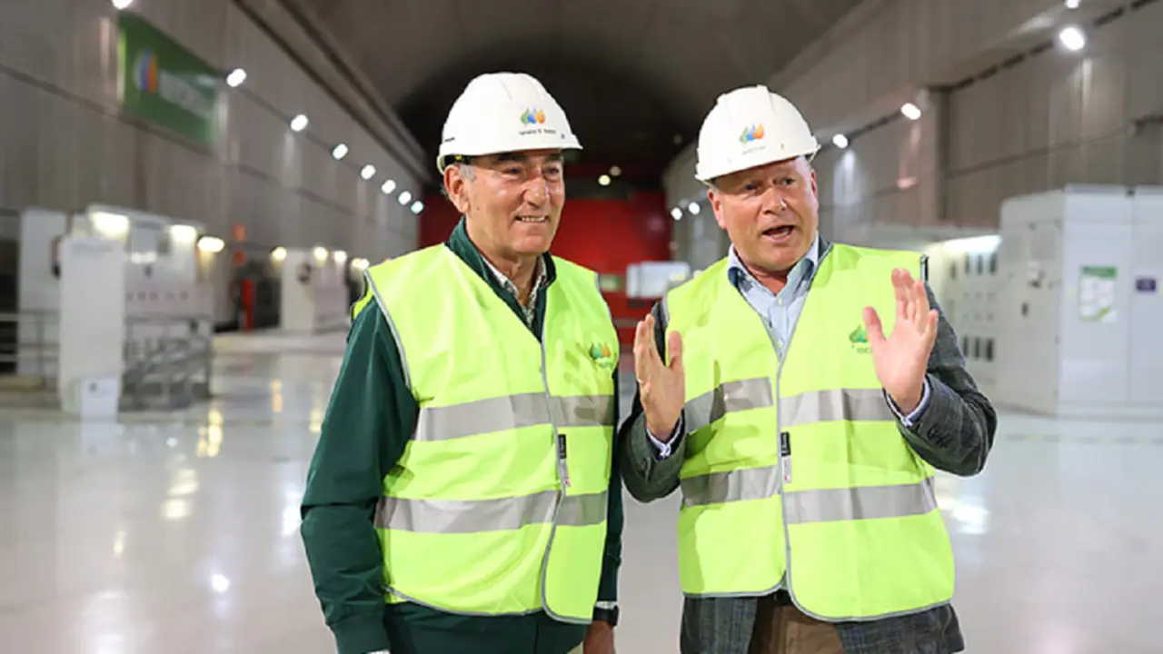 Ignacio Galán, presidente de Iberdrola, junto a Nicolai Tangen, CEO de Norges (NBIM), en la central hidroeléctrica de la Muela (Valencia)